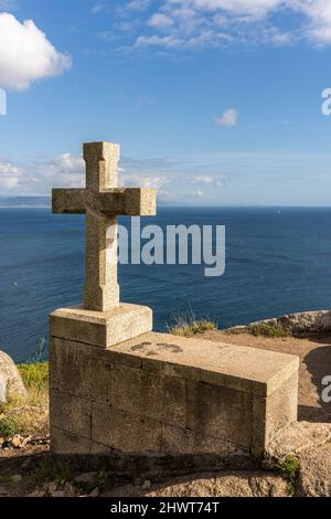 Croix de pierre à la fin de la voie Saint-Jacques à Cape Finisterre, en Galice, Espagne. Banque D'Images