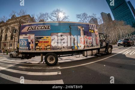 Un camion de livraison pour Pacoa, un distributeur en gros de peinture et d'autres fournitures de bâtiments, se rend à Midtown Manhattan à New York le mercredi 2 mars 2022. Une augmentation des projets d'amélioration de la maison et un problème de chaîne d'approvisionnement avec les matières premières a causé une pénurie de peinture. (© Richard B. Levine) Banque D'Images