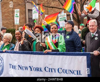 Les politiciens, y compris Adrienne E. Adams, présidente du Conseil municipal de New York, au centre, dans le Sunnyside, Queens St. Pat’s for All, St. Patrick's Parade New York, le dimanche 6 mars 2022. Avec la levée des sanctions en cas de pandémie, les activités de plein air, comme la myriade de défilés du dimanche à New York, sont de retour. (© Richard B. Levine) Banque D'Images