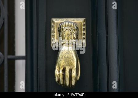 Ancienne maison néoclassique porte d'entrée verte à cyprès avec un ancien knocker en bronze à Nafplio, Grèce. Banque D'Images