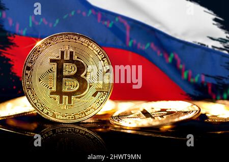 Crypto-monnaie devant un drapeau flou de la Russie. Concept de contre-mesure contre les sanctions financières Banque D'Images