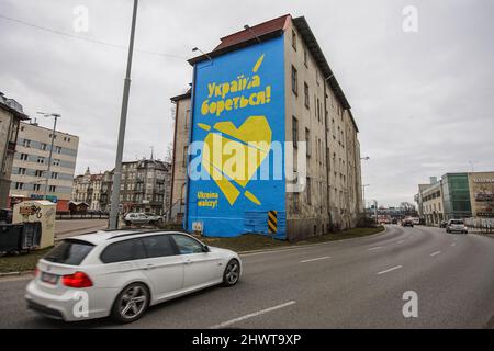 Gdansk, Pologne 6th. Mars 2022 coeur jaune percé de balles sur fond bleu avec inscription sur ukrainien et polonais - l'Ukraine combat - est vu à Gdansk, Pologne le 6 mars 2022 la murale a été créée pour soutenir le peuple ukrainien pendant la guerre russe contre l'Ukraine. (Photo de Vadim Pacajev / Sipa USA) Banque D'Images