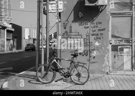 TEL AVIV-YAFO, ISRAËL - 18 FÉVRIER 2014 : graffiti conceptuel sur le mur dans le sud de tel Aviv. Photo historique noir blanc Banque D'Images