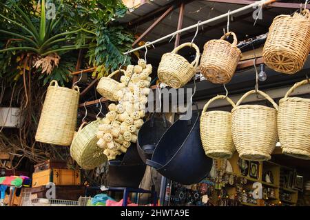 TEL AVIV-YAFO, ISRAËL - 18 FÉVRIER 2014 : paniers en osier et mains de hamsa en vente au marché aux puces de Jaffa (Shuk Hapishpeshim). Banque D'Images