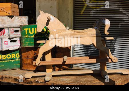 TEL AVIV-YAFO, ISRAËL - 18 FÉVRIER 2014 : cheval à bascule en bois et bière Tuborg ancienne et 7up boîtes à vendre au marché aux puces de Jaffa Banque D'Images