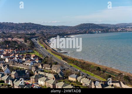 Colwyn Bay North Wales vue d'en haut sur la ville et les toits de la maison avec le A55 by pass longeant le bord de mer et la plage Banque D'Images