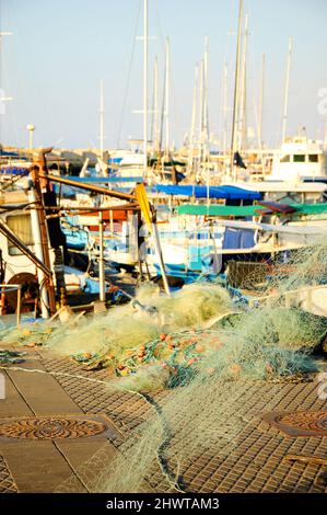 Bateaux de pêche dans le vieux port de Jaffa, tel Aviv-Yafo, Israël. Mise au point sélective sur le filet de poisson au premier plan. Banque D'Images