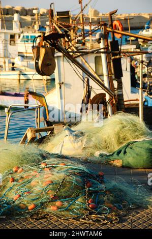 Bateaux de pêche dans le vieux port de Jaffa, tel Aviv-Yafo, Israël. Mise au point sélective sur le filet de poisson au premier plan. Banque D'Images