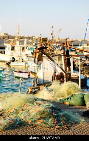 Bateaux de pêche dans le vieux port de Jaffa (tel Aviv-Yafo, Israël). Mise au point sélective sur le filet de poisson au premier plan. Banque D'Images