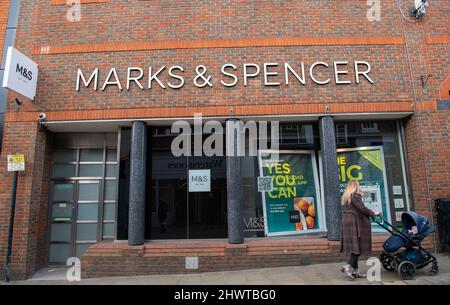 Windsor, Berkshire, Royaume-Uni. 7th mars 2022. Après l'invasion de l'Ukraine par la Russie, Marks & Spencer donne 20 000 manteaux et thermos pour les familles dans le besoin. Ils ont également fait un don de £500 000 au HCR. Crédit : Maureen McLean/Alay Live News Banque D'Images