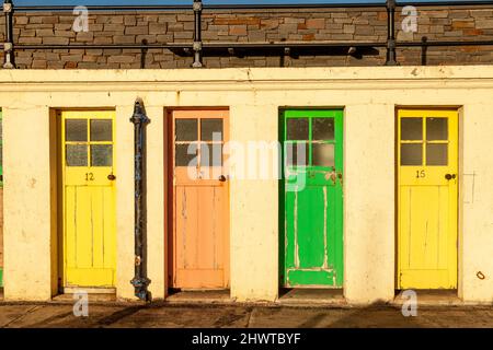Cabanes de plage colorées dans le nord de Berwick Banque D'Images