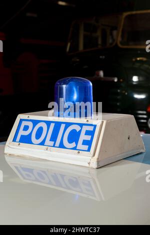 Panneau de police rétro vintage sur le toit de la voiture avec lumière Banque D'Images