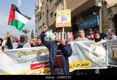 Gaza, Palestine. 07th mars 2022. Les Palestiniens participent à un événement de soutien aux prisonnières dans les prisons israéliennes avant un jour de la journée internationale des femmes devant le bureau du CICR à Gaza. Crédit : SOPA Images Limited/Alamy Live News Banque D'Images