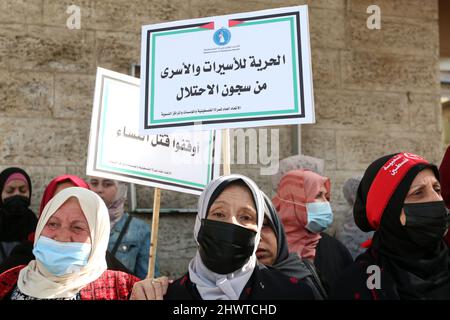 Gaza, Palestine. 07th mars 2022. Les femmes palestiniennes participent à un événement de soutien aux prisonnières dans les prisons israéliennes avant un jour de la journée internationale des femmes devant le bureau du CICR à Gaza. (Photo par Ahmed Zakot/SOPA Images/Sipa USA) crédit: SIPA USA/Alay Live News Banque D'Images