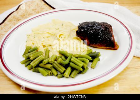 Un repas de nouilles aux œufs, de haricots verts et de cuisse de poulet grillé Banque D'Images