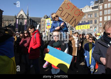 Des centaines de personnes participent aux manifestations contre l'invasion militaire russe de l'Ukraine sur la place du Dam le 6 mars 2022 à Amsterdam (pays-Bas) Banque D'Images
