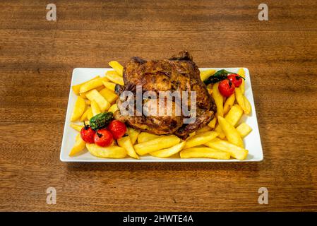 Le poulet rôti, rôti, grillé ou grillé est un plat fait avec du poulet exposé directement au feu, qui peut venir d'une maison, au professionnel Banque D'Images