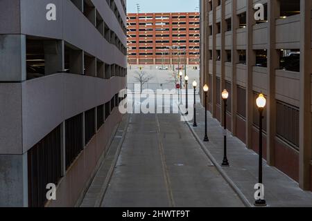 Detroit, Michigan - trois garages, un stationnement en surface et une rue déserte dans le centre-ville de Detroit. Banque D'Images