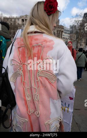 Londres Mars 6th 2022. Manifestation contre la guerre en Ukraine organisée par Halte à la guerre. Valery porte un manteau qu'elle a fait avec kalashnikovs brodés sur le Banque D'Images