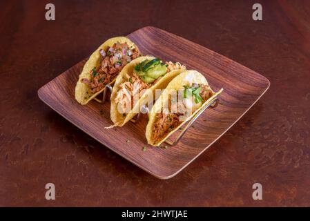 assortiment de tacos mexicains avec tortillas croustillantes, coriandre, bœuf râpé, guacamole et oignon rouge Banque D'Images