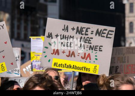 Panneau quand est non à la démonstration de la Marche des femmes à Amsterdam, pays-Bas 5-3-2022 Banque D'Images