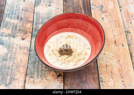 Excellence risotto de la cuisine italienne. Nous améliorons un ingrédient quotidien comme le riz, avec des produits quelque peu exclusifs comme le boletus et les truffes noires. Banque D'Images