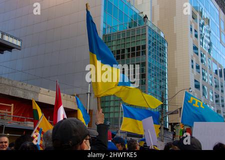 Drapeaux de protestation contre la guerre en Ukraine Banque D'Images