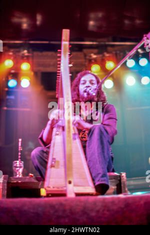 Le musicien et chanteur français Alan Stivell se présente au Royal Albert Hall de Londres en 1975. Banque D'Images
