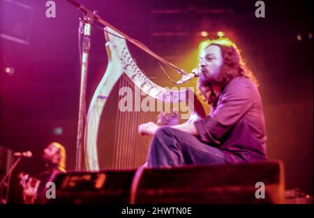 Le musicien et chanteur français Alan Stivell se présente au Royal Albert Hall de Londres en 1975. Banque D'Images