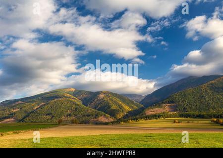 Paysage du Piémont avec des prairies dans la lumière du matin à l'automne, la région de Liptov avec les montagnes occidentales Tatras, Slovaquie, Europe. Banque D'Images