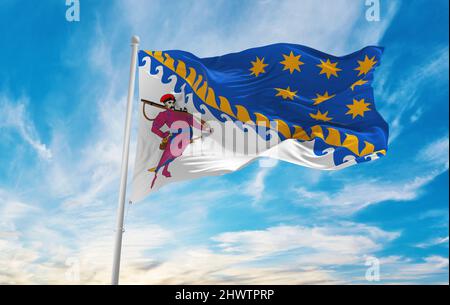 Drapeau de la région de Dnipropetrovsk , Ukraine sur fond ciel nuageux au coucher du soleil, vue panoramique. Ukraine Voyage et patriote concept. Copier espace pour large Banque D'Images