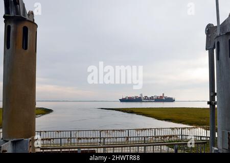 01 mars 2022, Schleswig-Holstein, Brunsbüttel : un navire à conteneurs navigue au large de Brunsbüttel sur l'Elbe vers la mer du Nord. Photo: Frank Molter/dpa Banque D'Images