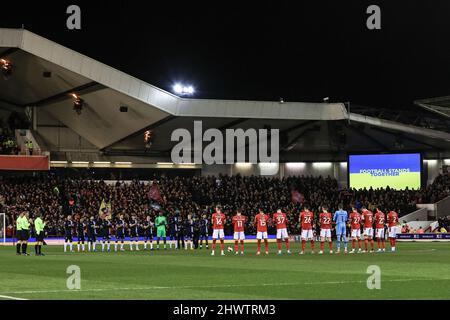 Les joueurs, les officiels et les fans se joignent en quelques minutes aux applaudissements tandis que le football se tient aux côtés de l'Ukraine Banque D'Images