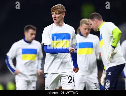 Londres, Angleterre, 7th mars 2022. Anthony Gordon d'Everton se réchauffe dans un maillot de soutien à l'Ukraine avant le match de la Premier League au Tottenham Hotspur Stadium, Londres. Le crédit photo devrait se lire: Jacques Feeney / Sportimage Banque D'Images