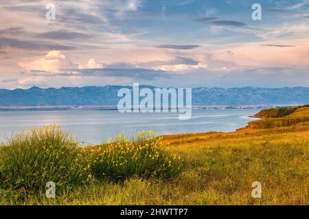 Paysage de mer avec des montagnes sur fond au coucher du soleil, île de Vir en Croatie, Europe. Banque D'Images