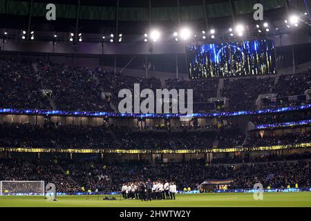Vue générale comme le terrain montre la solidarité pour l'Ukraine lors du match de la Premier League au Tottenham Hotspur Stadium, Londres. Date de la photo: Lundi 7 mars 2022. Banque D'Images