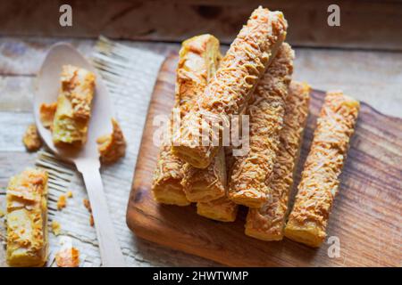 Les biscuits de chese sous forme de bâtonnets sont des Kaasstengels , Kaastengel ou kue keju que l'on trouve couramment aux pays-Bas et en Indonésie Banque D'Images