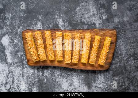 Les biscuits de chese sous forme de bâtonnets sont des Kaasstengels , Kaastengel ou kue keju que l'on trouve couramment aux pays-Bas et en Indonésie Banque D'Images