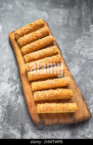 Les biscuits de chese sous forme de bâtonnets sont des Kaasstengels , Kaastengel ou kue keju que l'on trouve couramment aux pays-Bas et en Indonésie Banque D'Images