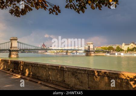 Budapest, vue sur le Pont des chaînes depuis une promenade sur le Danube, Hongrie, Europe. Banque D'Images