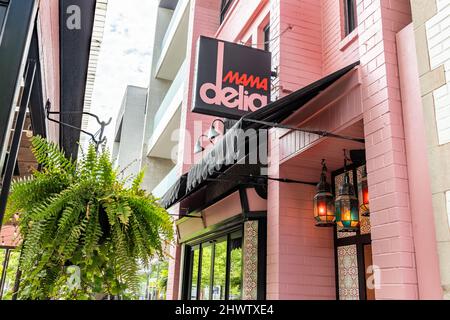 Mama Delia est un restaurant espagnol branché situé dans le quartier de Wicker Park à Chicago. Le restaurant a un extérieur en brique rose avec des jeux de lumières suspendus Banque D'Images