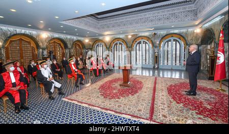 Tunisie. 07th mars 2022. Le Président de la République, Kais Saied, a supervisé aujourd'hui, au Palais de Carthage, la prestation de serment des membres des conseils provisoires de la magistrature, Pouvoir judiciaire administratif et financier.le Président de la République a publié un décret présidentiel relatif à la nomination des membres des conseils provisoires du pouvoir judiciaire. 07/06/2022. (Photo de Mahjoub Yassine/Sipa USA) crédit: SIPA USA/Alay Live News Banque D'Images