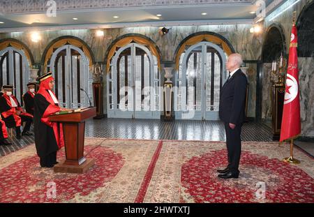 Tunisie. 07th mars 2022. Le Président de la République, Kais Saied, a supervisé aujourd'hui, au Palais de Carthage, la prestation de serment des membres des conseils provisoires de la magistrature, Pouvoir judiciaire administratif et financier.le Président de la République a publié un décret présidentiel relatif à la nomination des membres des conseils provisoires du pouvoir judiciaire. 07/06/2022. (Photo de Mahjoub Yassine/Sipa USA) crédit: SIPA USA/Alay Live News Banque D'Images