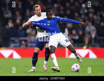 Londres, Angleterre, 7th mars 2022. Harry Kane, de Tottenham, défie Abdoulaye Doucours d'Everton lors du match de la Premier League au Tottenham Hotspur Stadium, Londres. Le crédit photo devrait se lire: Jacques Feeney / Sportimage Banque D'Images