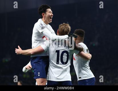 Londres, Angleterre, 7th mars 2022. Heung-min fils de Tottenham célèbre le troisième but avec le buteur Harry Kane de Tottenham lors du match de la Premier League au Tottenham Hotspur Stadium, Londres. Le crédit photo devrait se lire: Jacques Feeney / Sportimage Banque D'Images