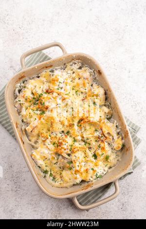 Cocotte de poisson blanc, chou-fleur, pomme de terre au fromage, crème sure et oignon Banque D'Images