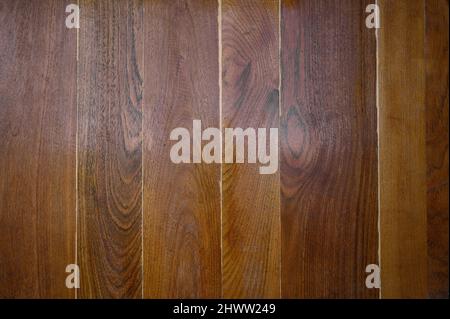 Fond de porte en bois vintage. Passerelle ancienne en bois brun. Entrée rustique dans la maison perdue. Entrée dans un bâtiment de maison abandonné. Ouverture de la zone rurale Banque D'Images