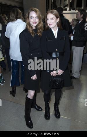 Emma Stone et Julianne Moore assistent au salon Louis Vuitton automne/hiver 2022/2023 dans le cadre de la semaine de la mode de Paris à Paris, France, le 07 mars 2022. Photo d'Aurore Marechal/ABACAPRESS.COM Banque D'Images