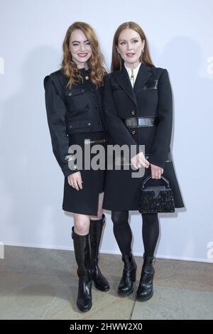 Emma Stone et Julianne Moore assistent au salon Louis Vuitton automne/hiver 2022/2023 dans le cadre de la semaine de la mode de Paris à Paris, France, le 07 mars 2022. Photo d'Aurore Marechal/ABACAPRESS.COM Banque D'Images