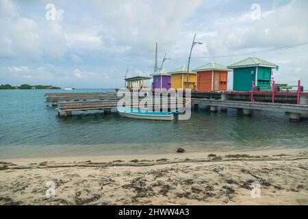 Jetée en bois coloré atf le port de Placencia, Belize Banque D'Images